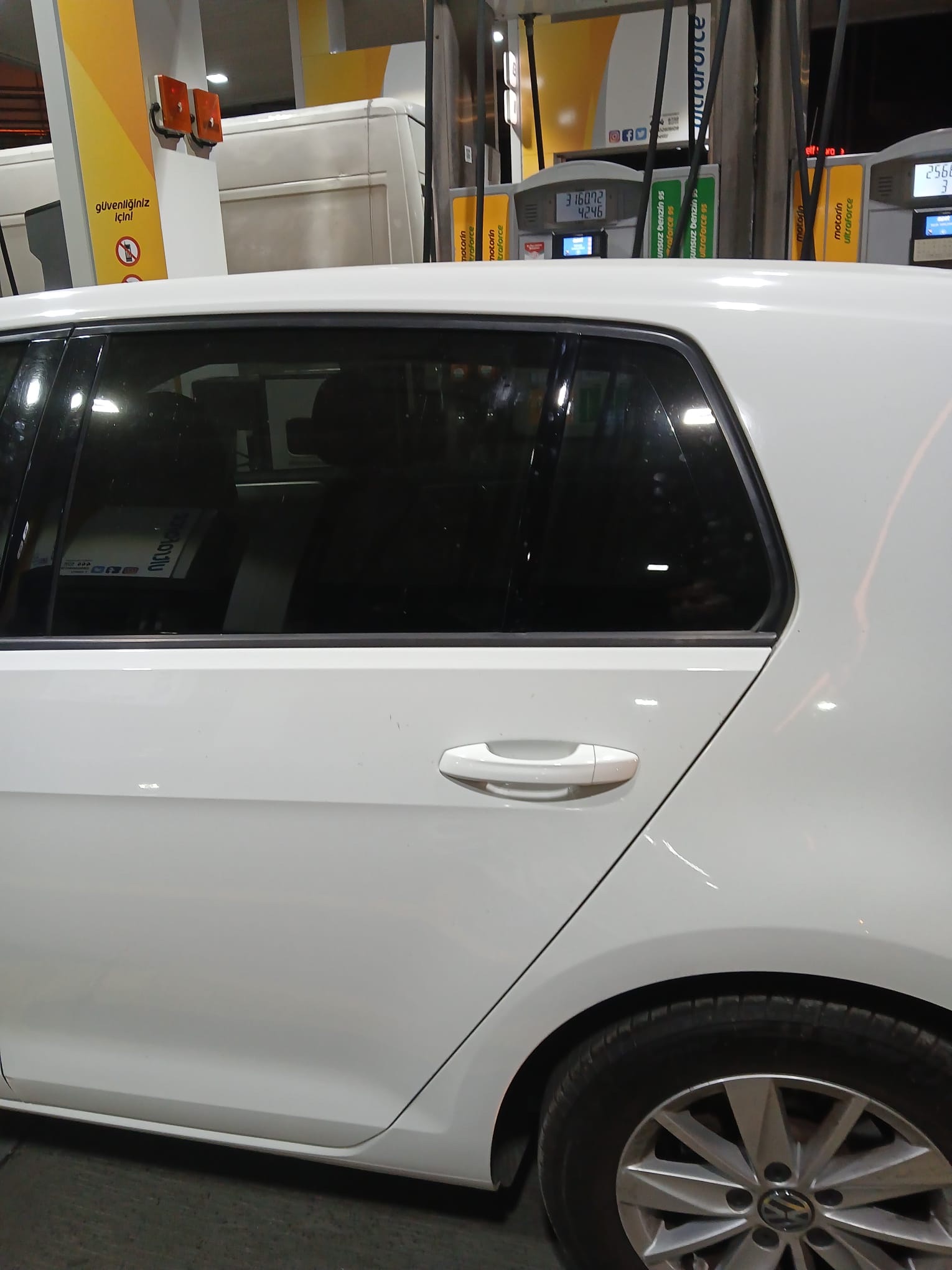 Volkswagen Golf 7 / 7.5 Arka Kelebek Cam Direk Kaplama | Fitil Deformasyonu Çözümü | Piano Black | 2013-2020 - Görsel 6